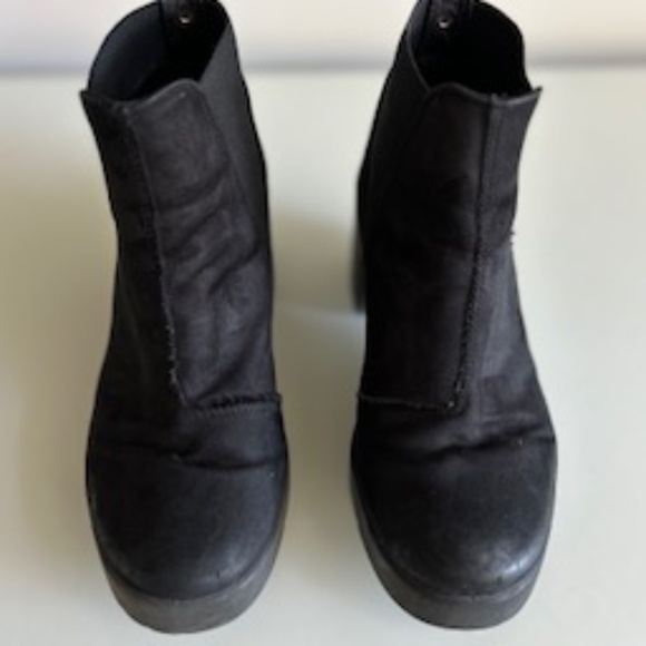 Topshop Black Suede Booties with chunky heal - size 37 - Picture 1 of 3
